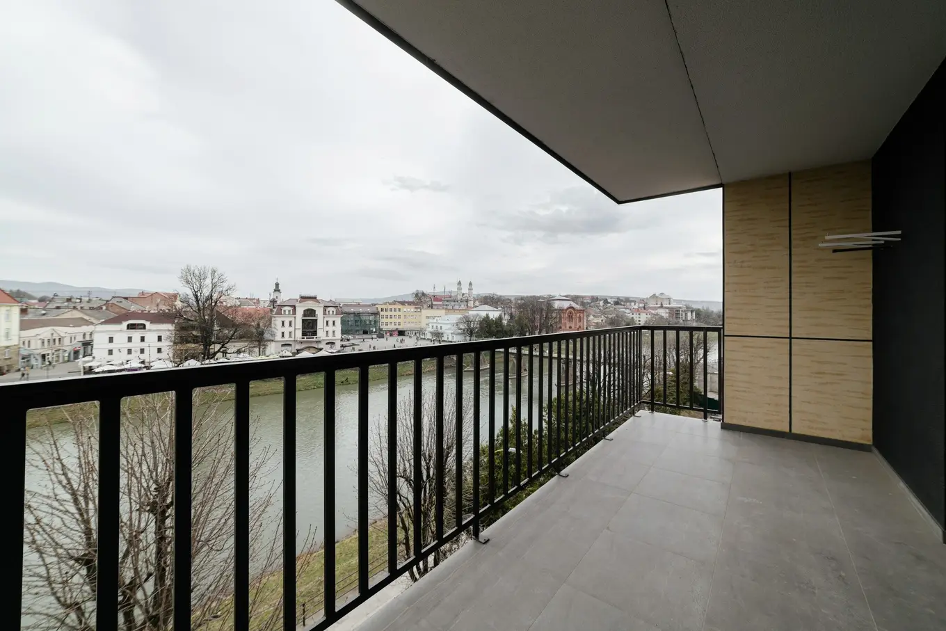 balkon z czarną balustradą